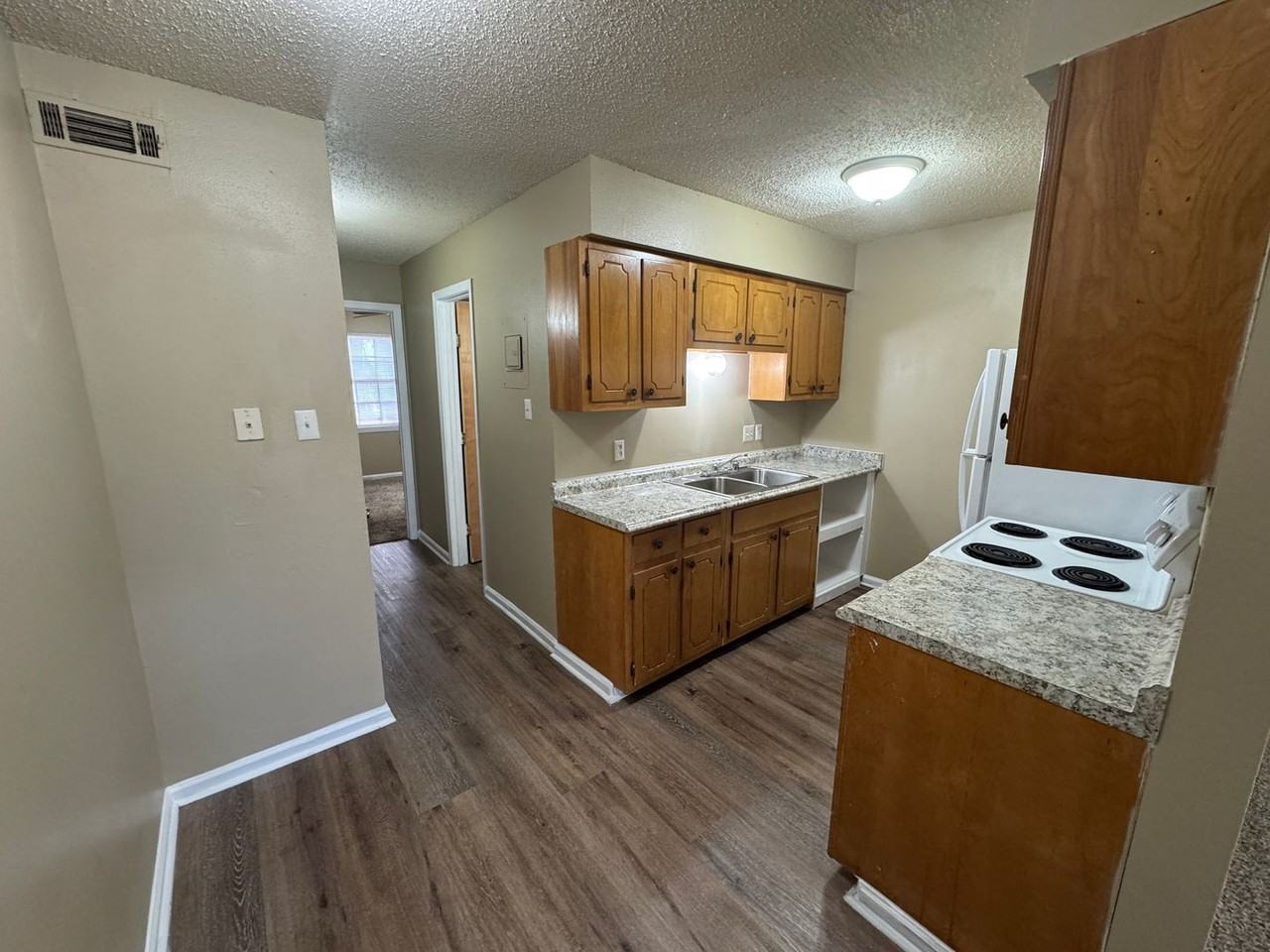 John Lynn Manor - Photo 5 of 13