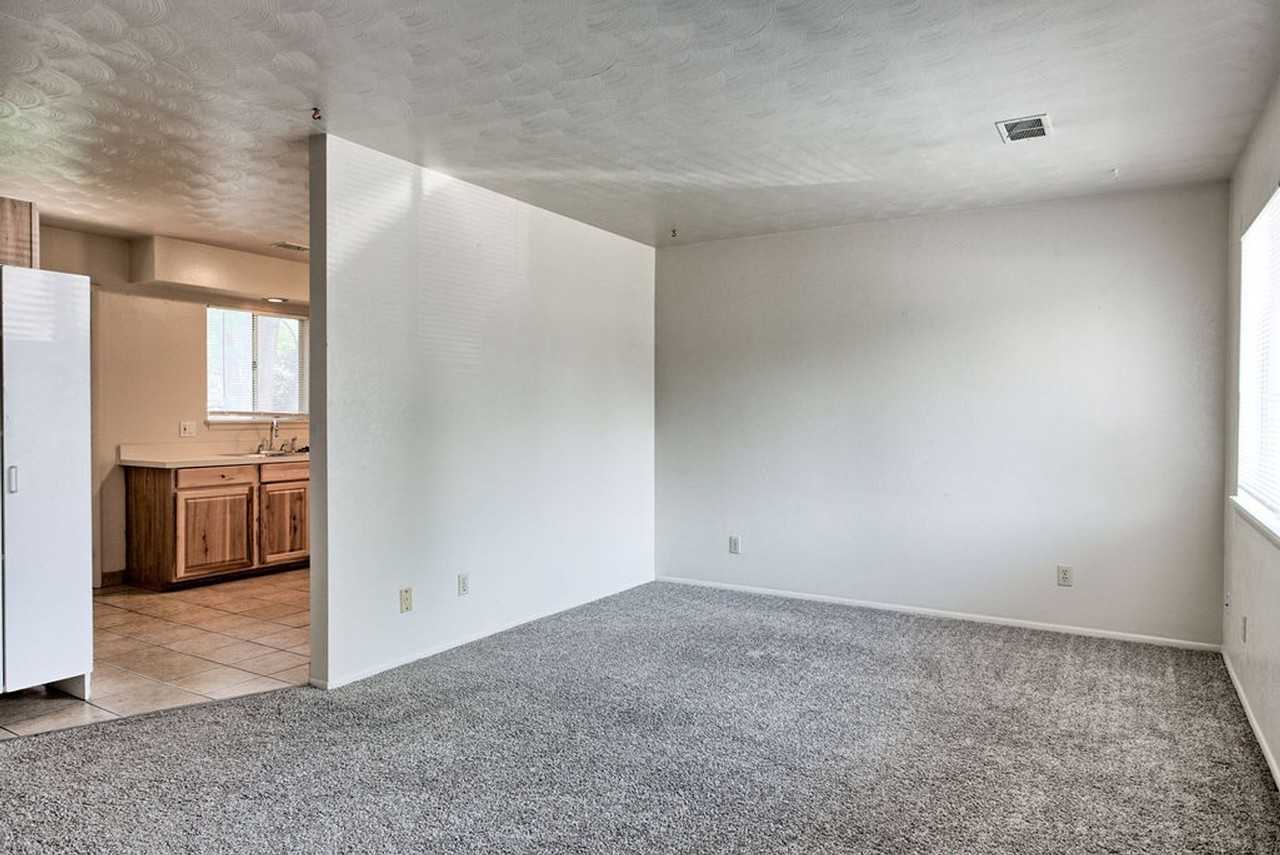 2110 Applewood Rd - Photo 5 of 18