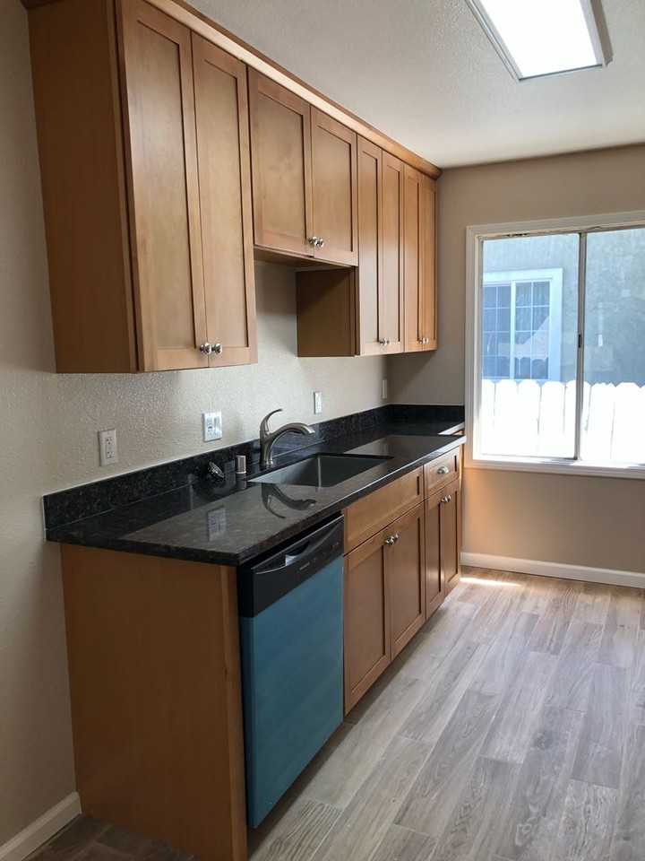 1008 69th Ave - Photo 3 of 10