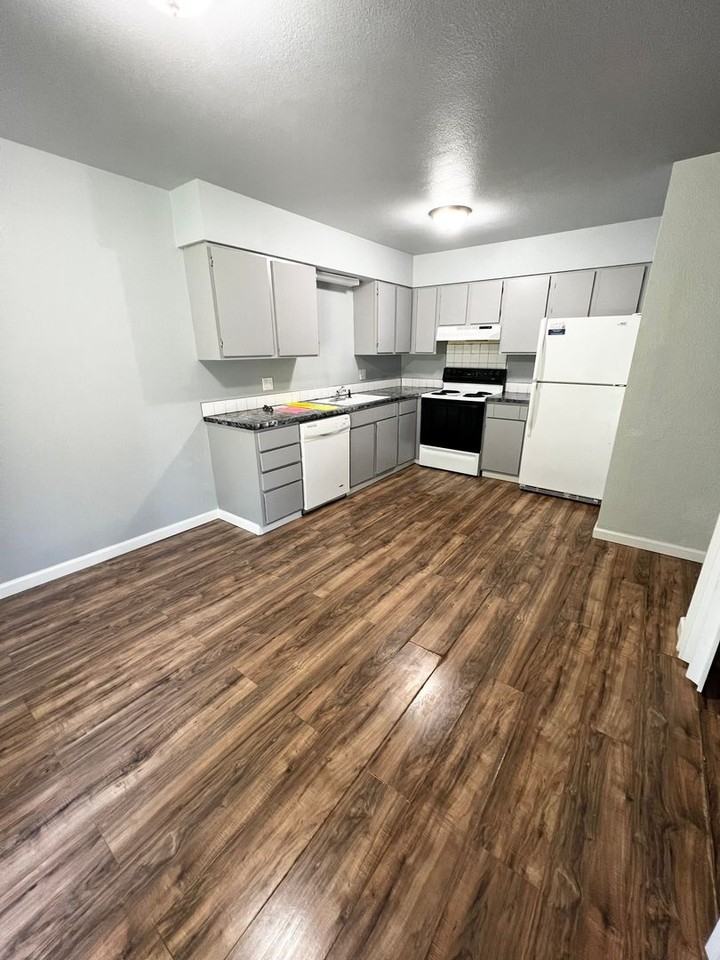 1619 Larch St - Photo 3 of 6