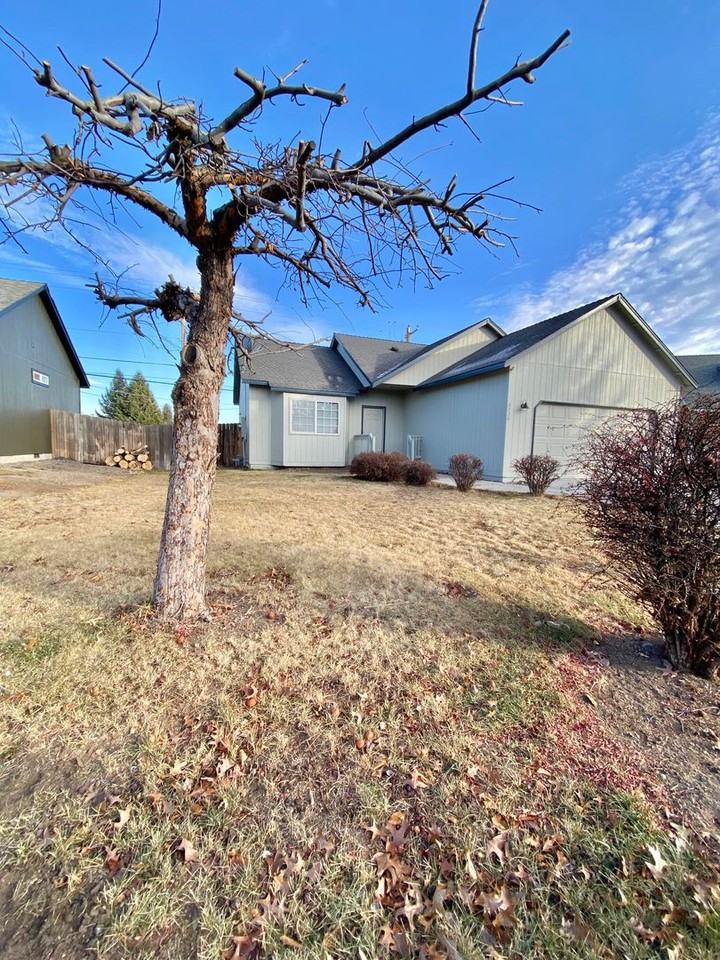 3336 Ne Cruise Loop - Photo 2 of 18