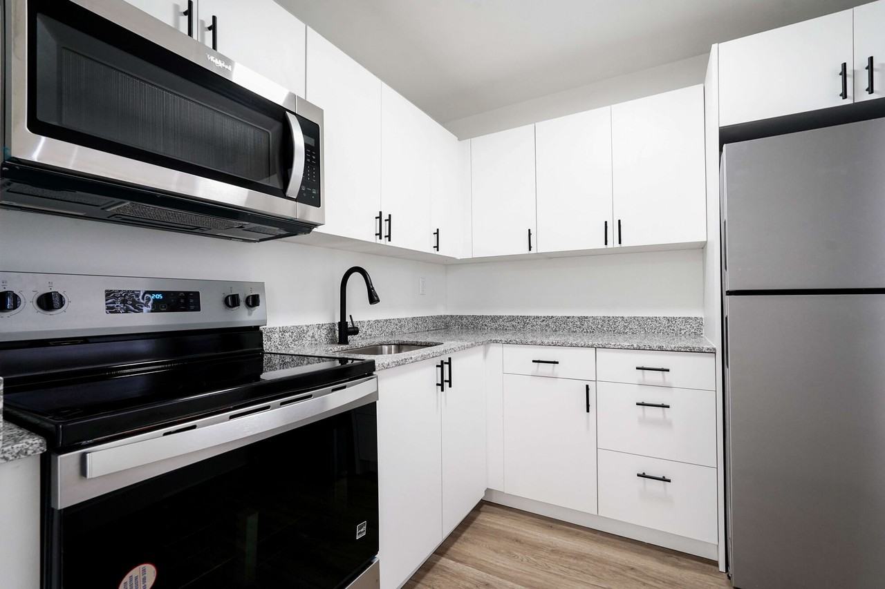 Lakeshore Presidential Apartments - Photo 2 of 11