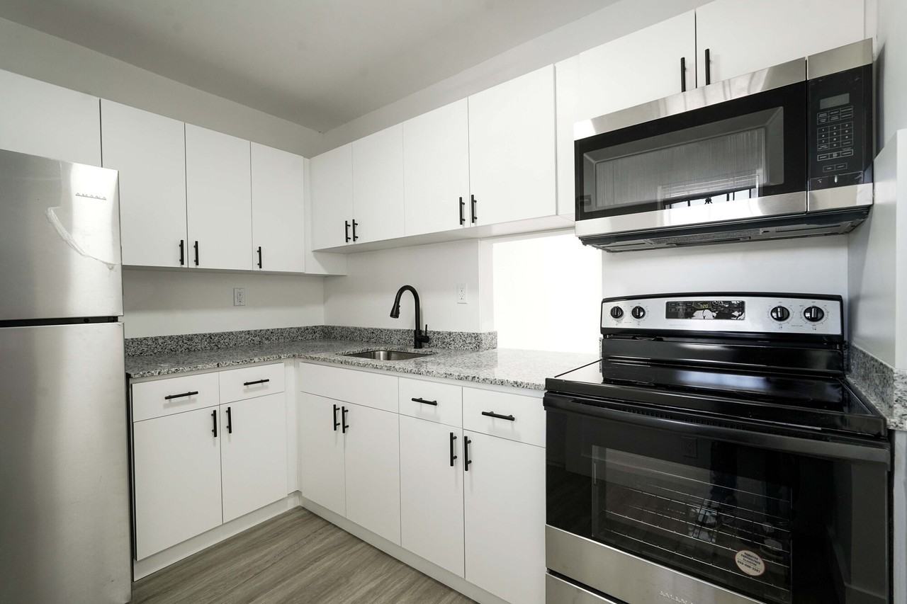 Lakeshore Presidential Apartments - Photo 3 of 11