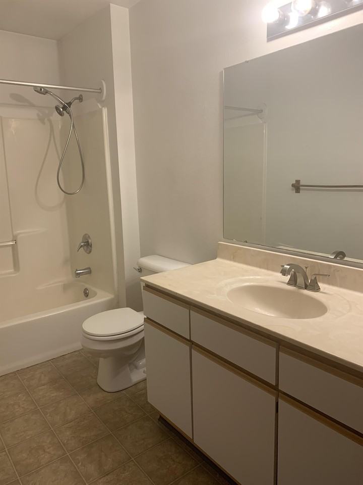 912 S 6th St - Photo 4 of 9