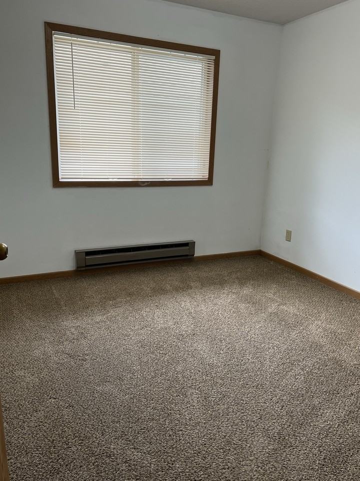 912 S 6th St - Photo 5 of 9