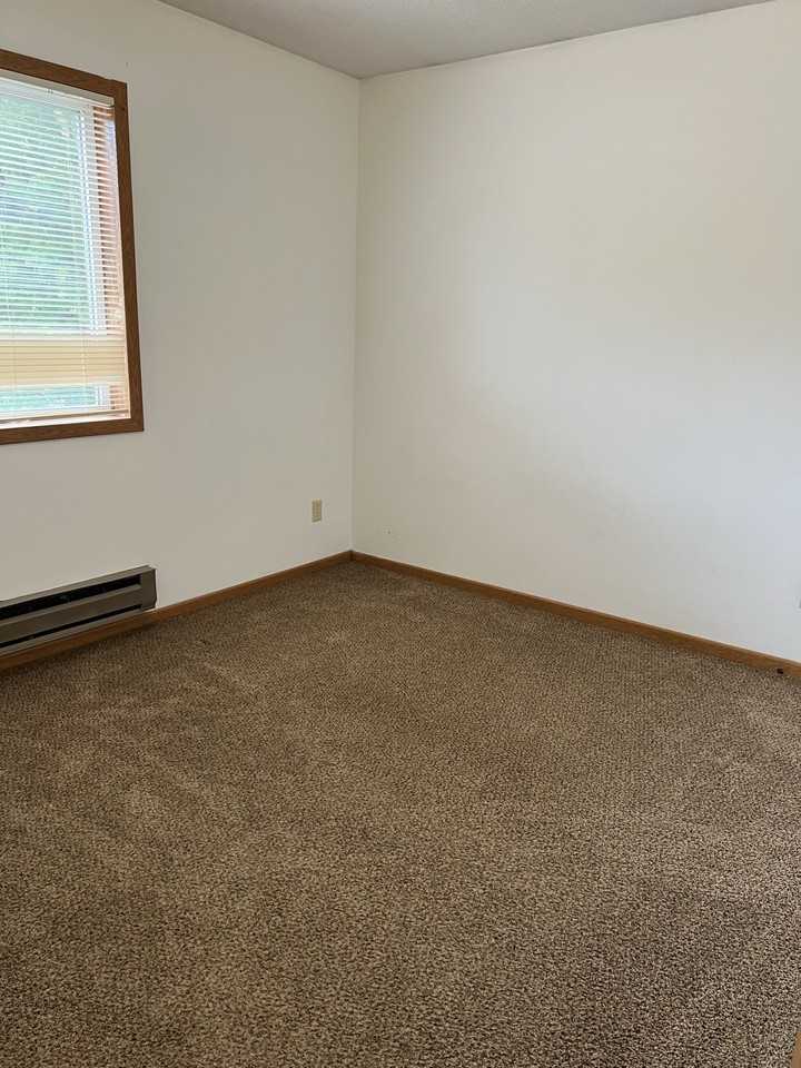 912 S 6th St - Photo 6 of 9