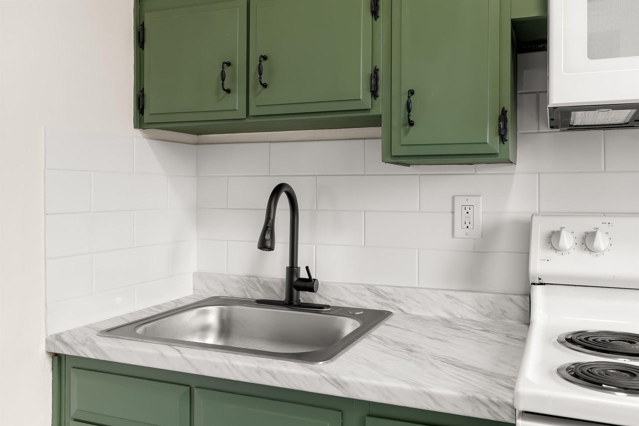 Mayflower 112 East 1st Street - Photo 5 of 8