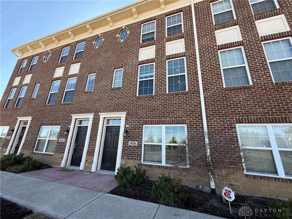 903 Brownstone Row - Photo 2 of 34