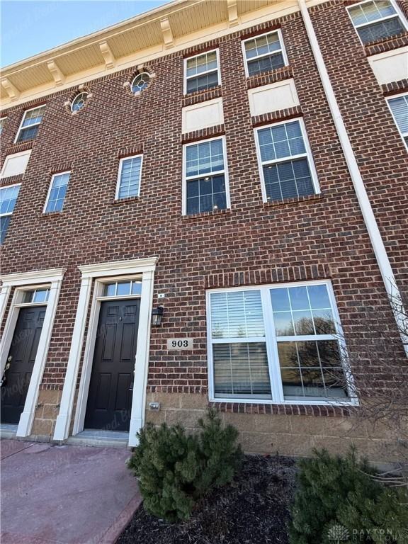 903 Brownstone Row - Photo 3 of 34