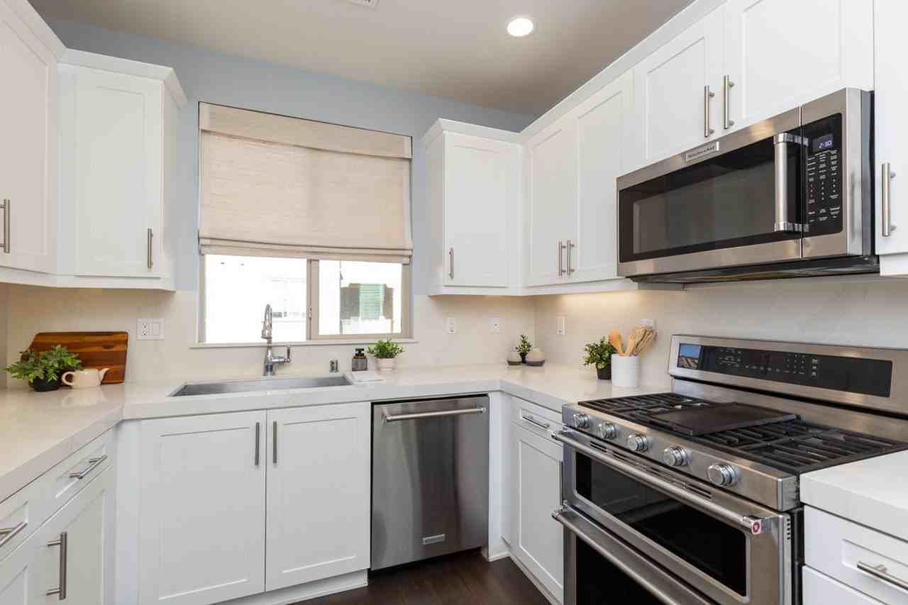 16073 Veridian Cir - Photo 3 of 28