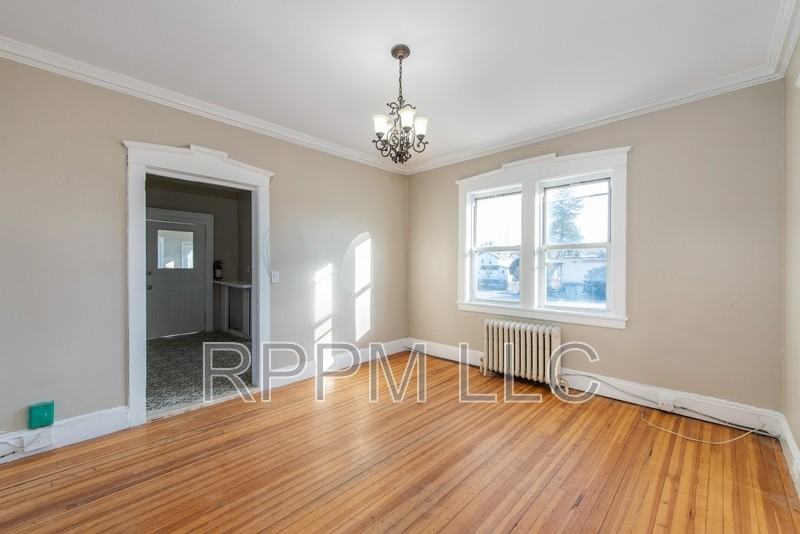 41 Tyson Pl - Photo 3 of 13