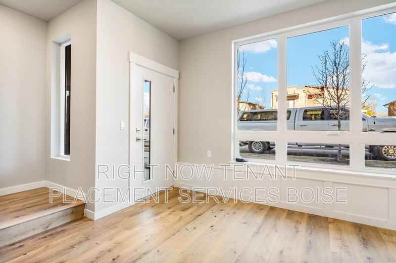 371 E 36th St - Photo 2 of 27