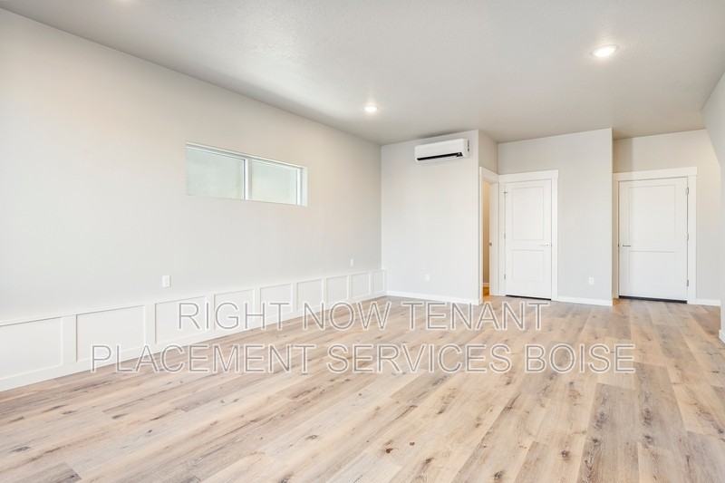 371 E 36th St - Photo 3 of 27