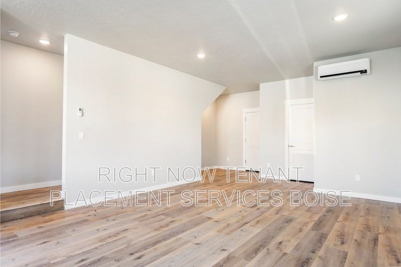 359 E 36th St - Photo 2 of 28