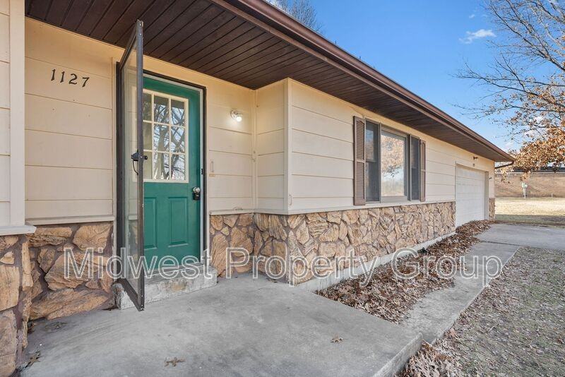 1127 Judy Ln - Photo 3 of 31