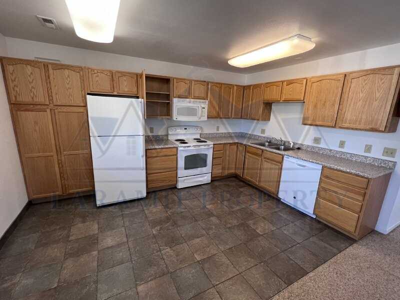 657 N 14th St #D - Photo 3 of 10