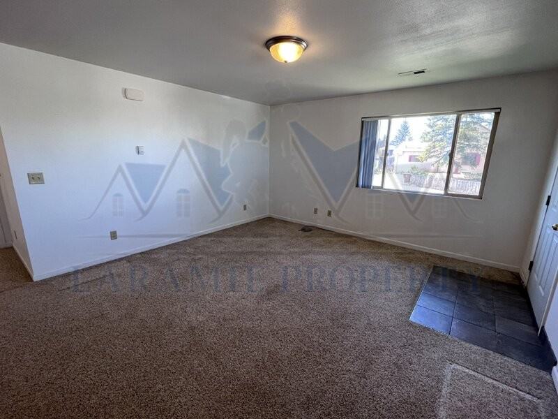 657 N 14th St #D - Photo 4 of 10