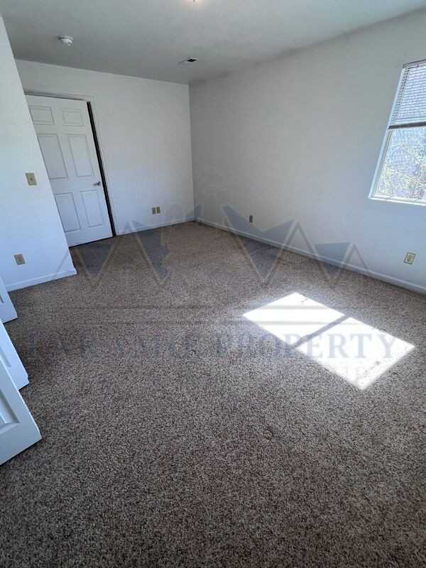 657 N 14th St #D - Photo 5 of 10