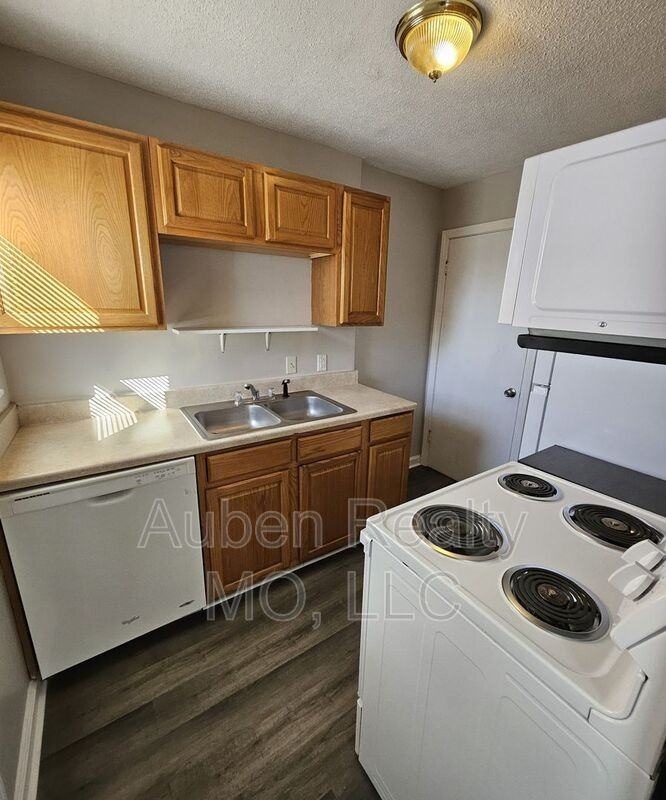 726 S Leonard St - Photo 2 of 10