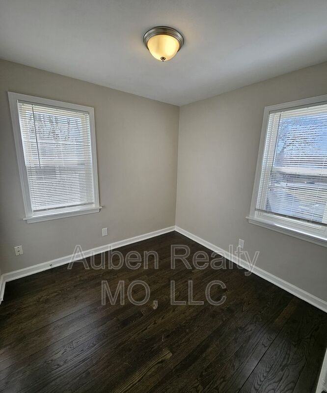 726 S Leonard St - Photo 3 of 10