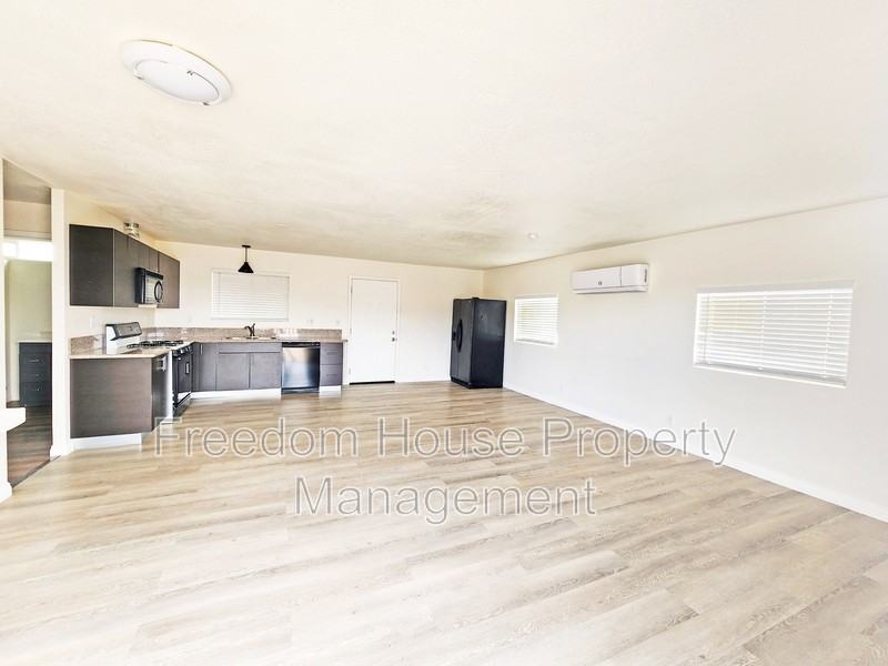 3161 Scott Ave - Photo 5 of 22