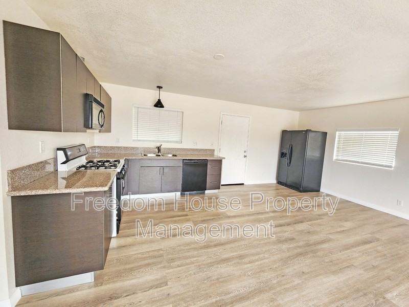 3161 Scott Ave - Photo 6 of 22