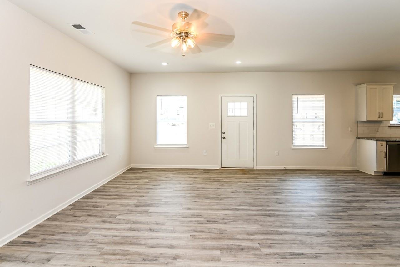 5617 Phillips St - Photo 3 of 14