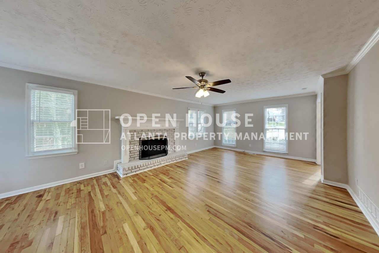 4612 Pine Harbor Ct Ne - Photo 3 of 20