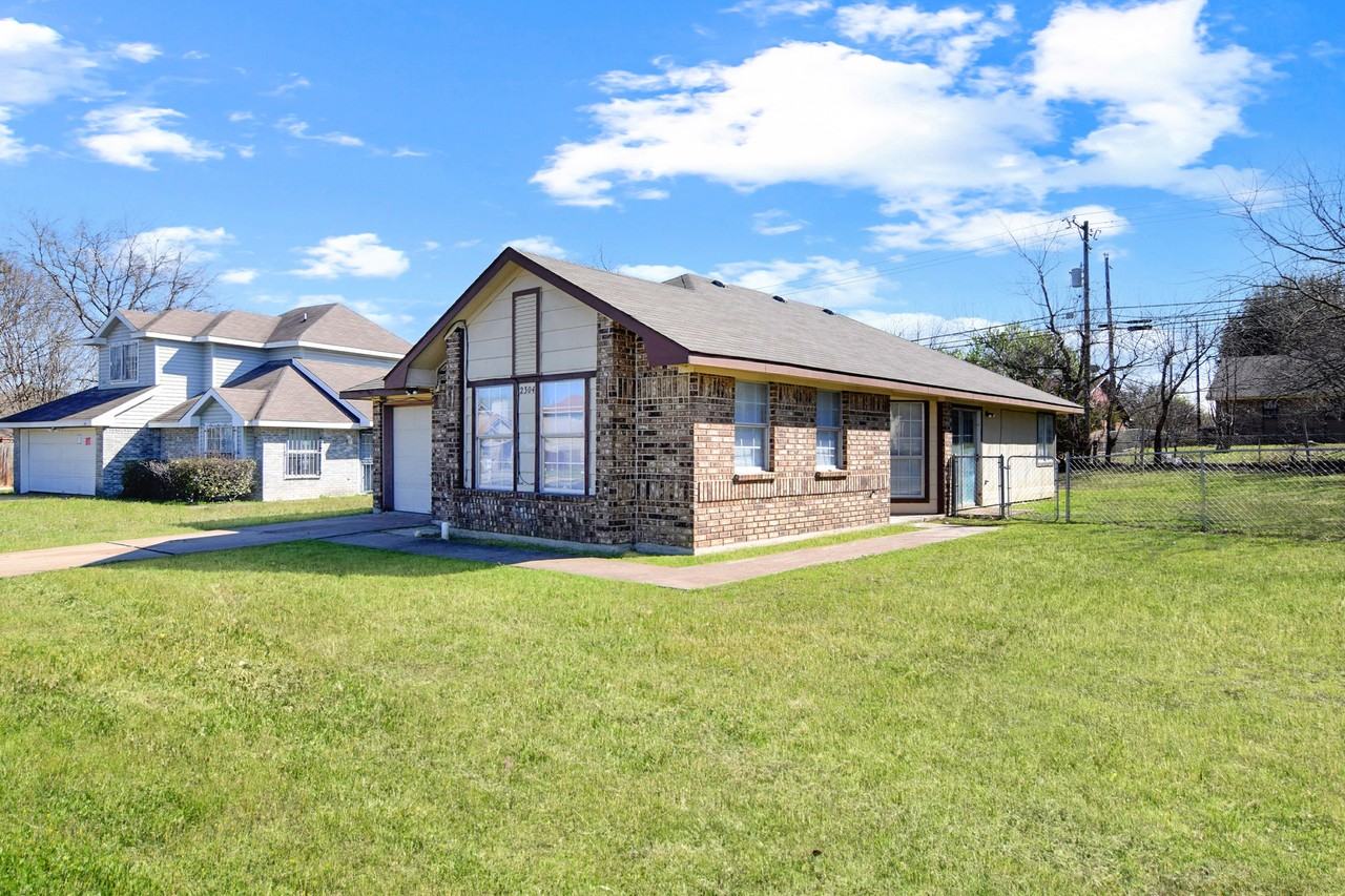 2304 Bluejay Dr - Photo 2 of 7