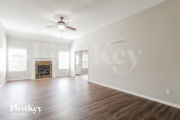10947 N Oxford Ave - Photo 3 of 15