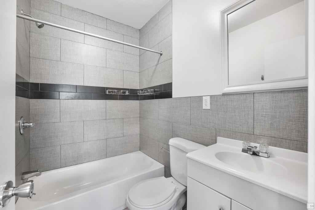 476 Gates Ave #2F - Photo 5 of 10