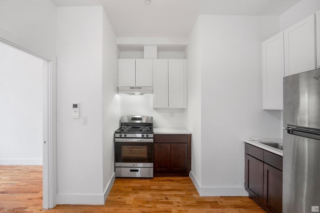 476 Gates Ave #2F - Photo 6 of 10