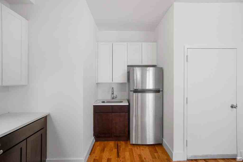 476 Gates Ave #2F - Photo 7 of 10