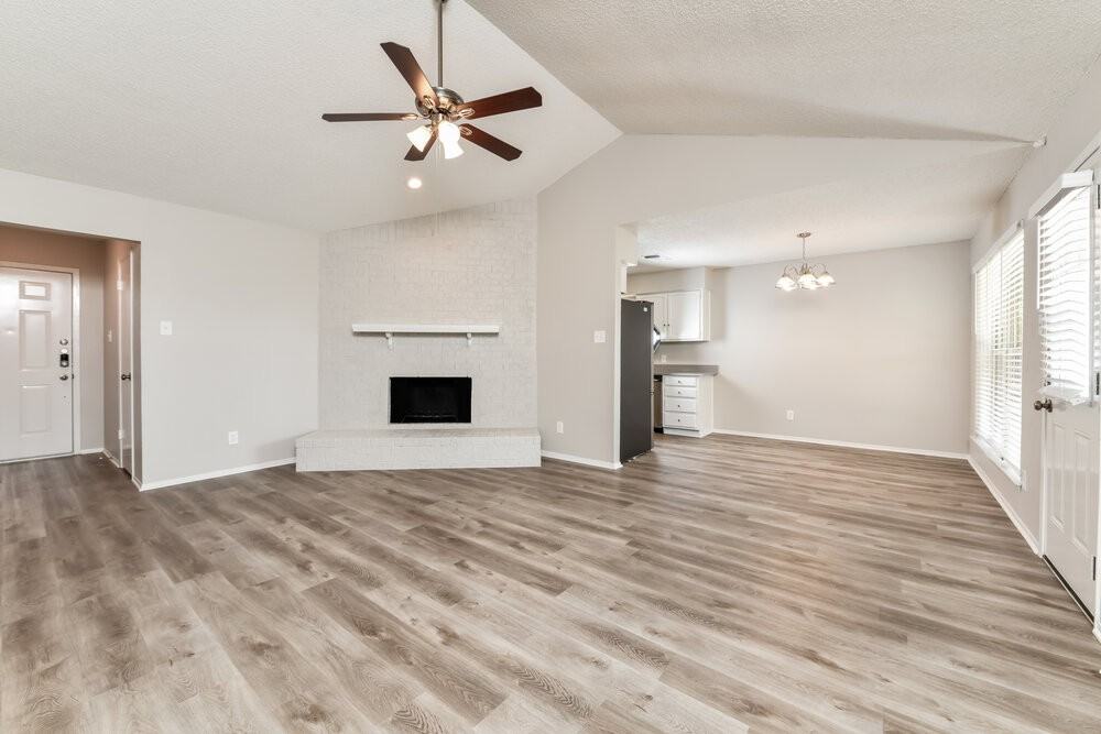 1225 N Knowles Dr - Photo 3 of 16