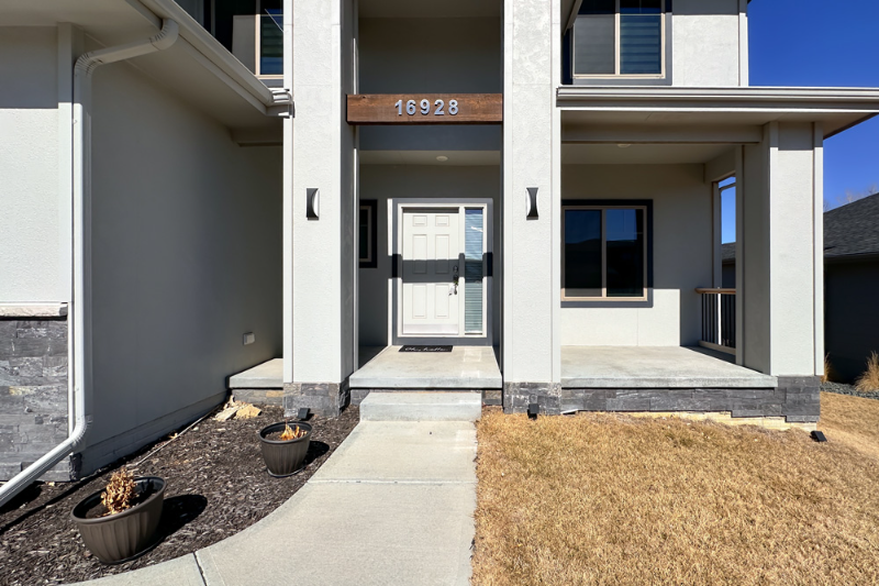 16928 Potter St - Photo 3 of 46