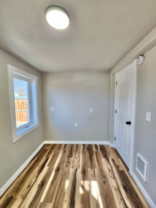 1001 E 2nd St - Photo 4 of 8