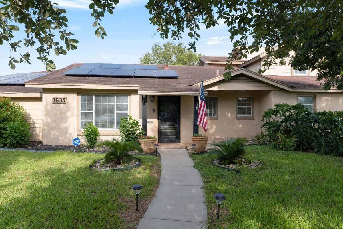 1635 Sam Houston Dr - Photo 2 of 49