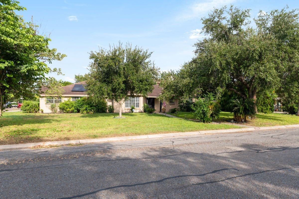 1635 Sam Houston Dr - Photo 3 of 49