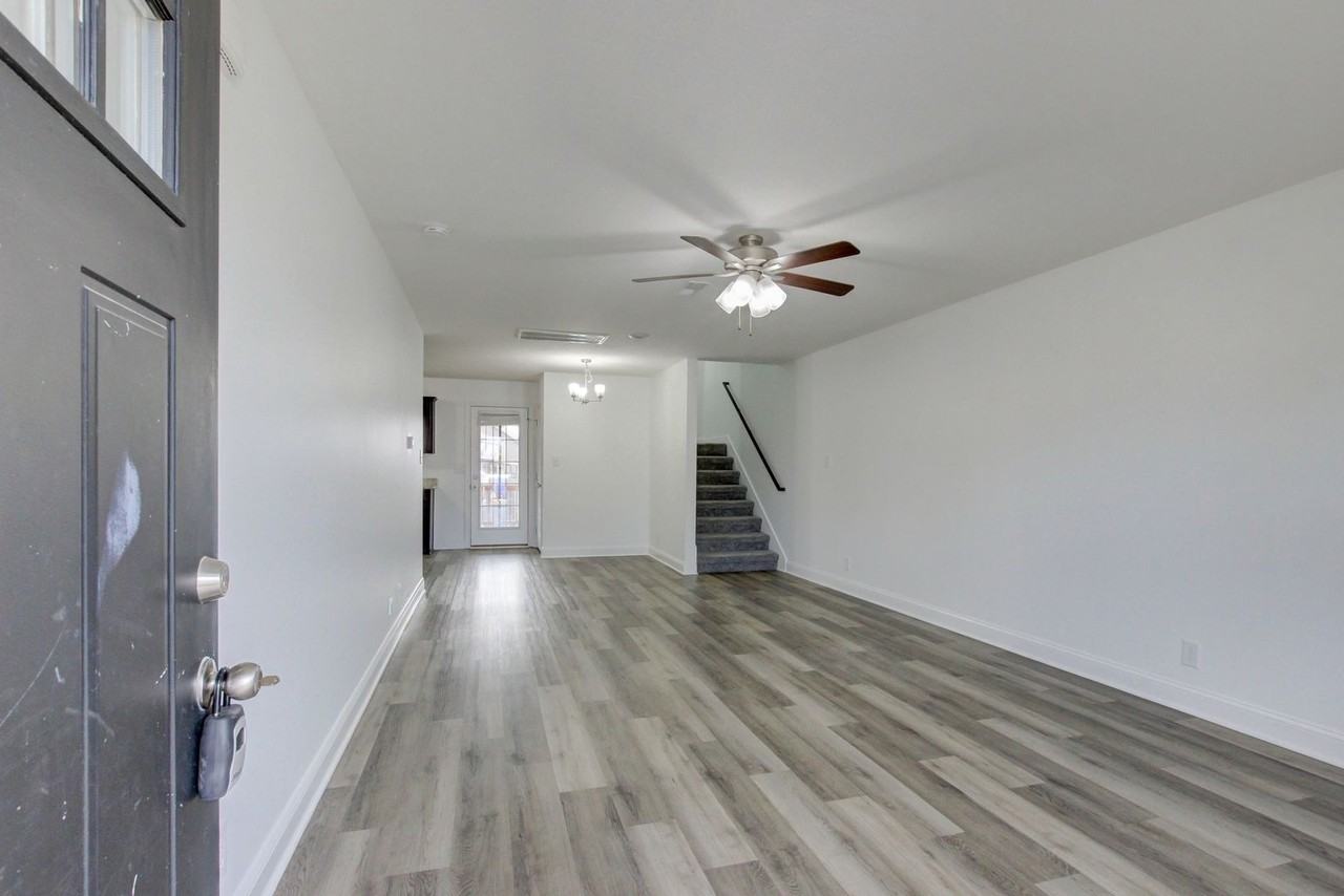 702 Ellie Nat Dr - Photo 5 of 50