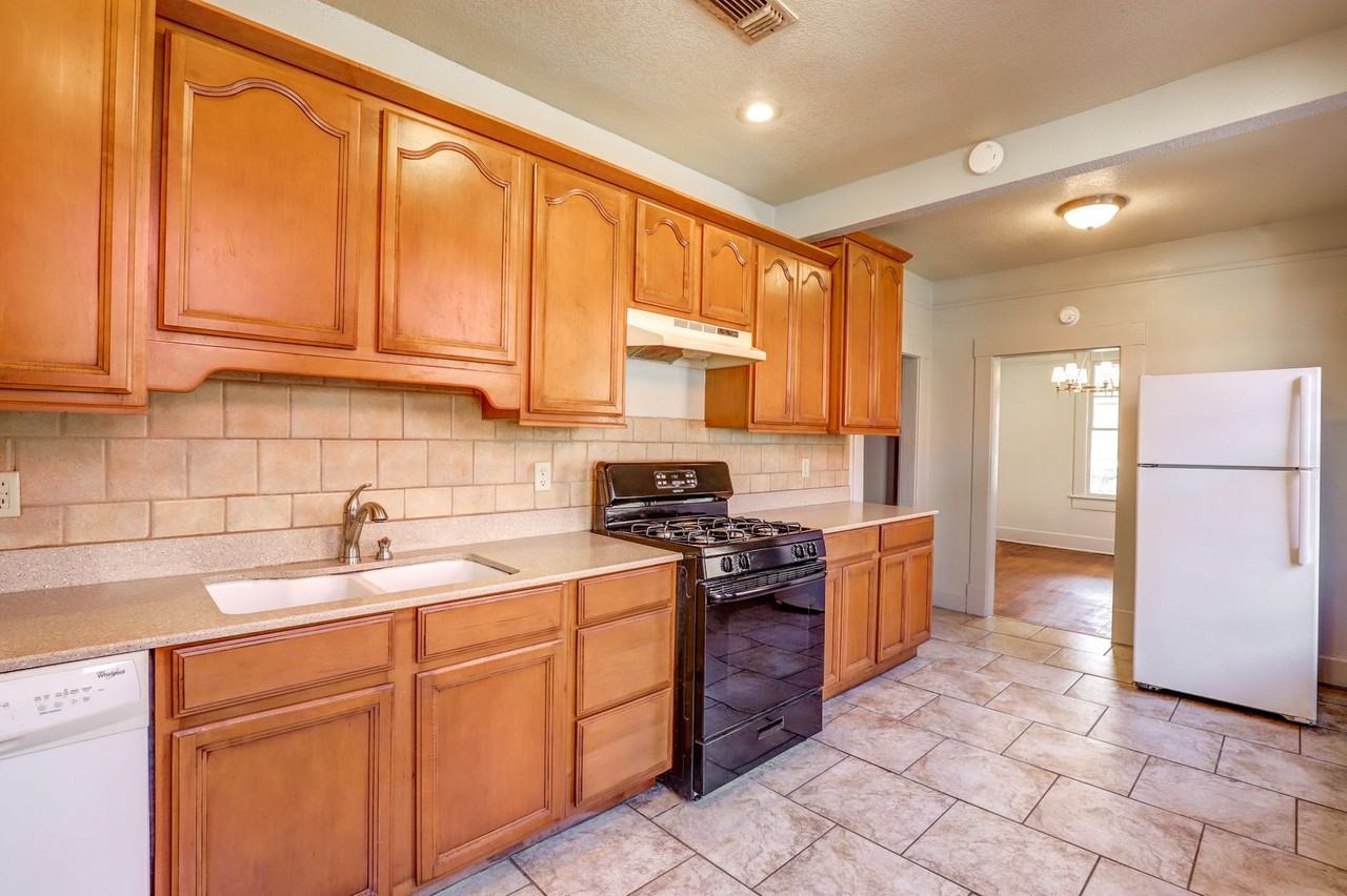 1610 Beech St - Photo 2 of 8