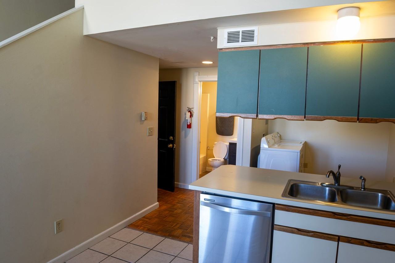 204 N Walnut St - Photo 6 of 33