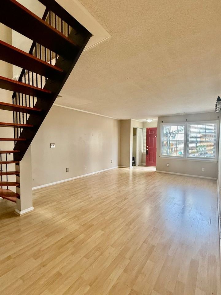 1021 Saint Andrews Way - Photo 4 of 20