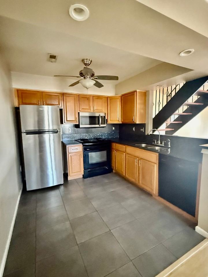 1021 Saint Andrews Way - Photo 7 of 20