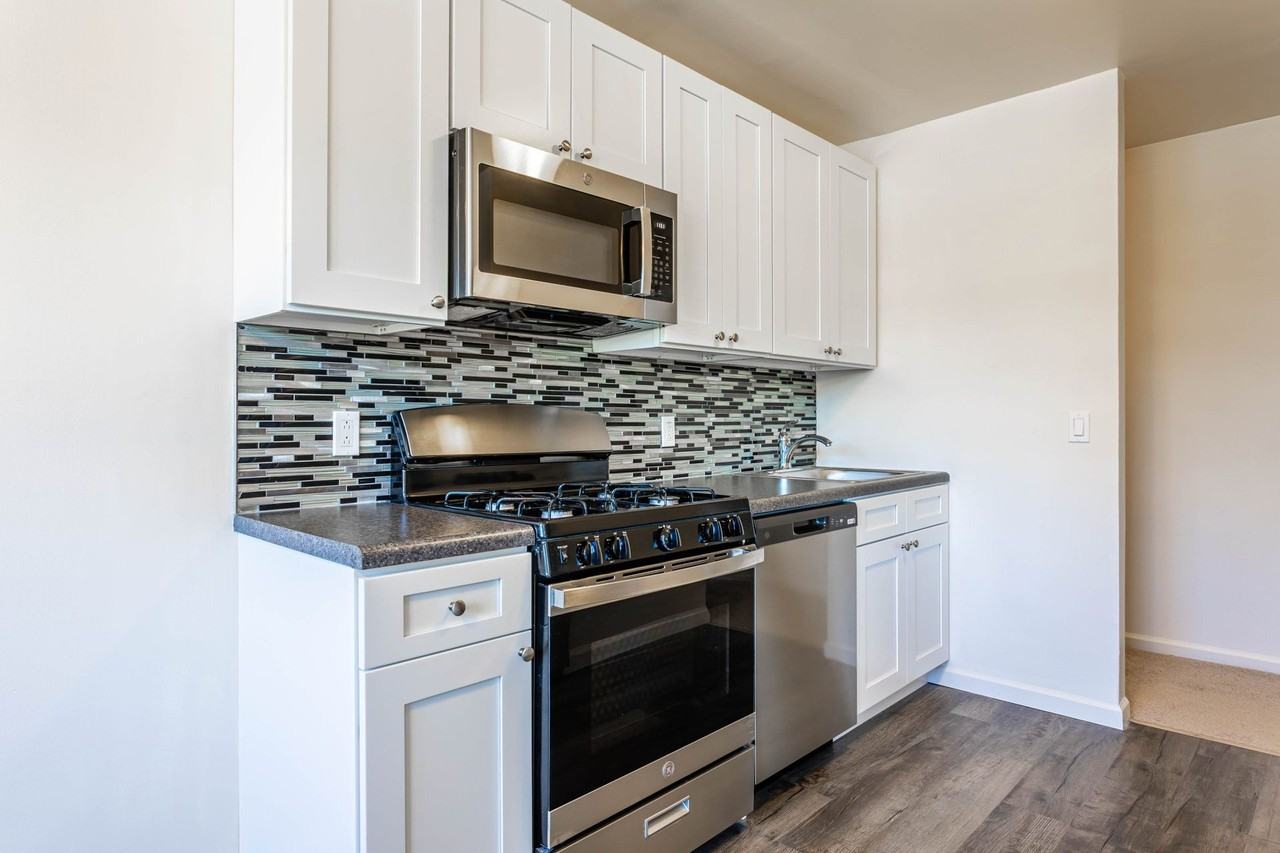 Stevens Manor Apartments - Photo 3 of 24