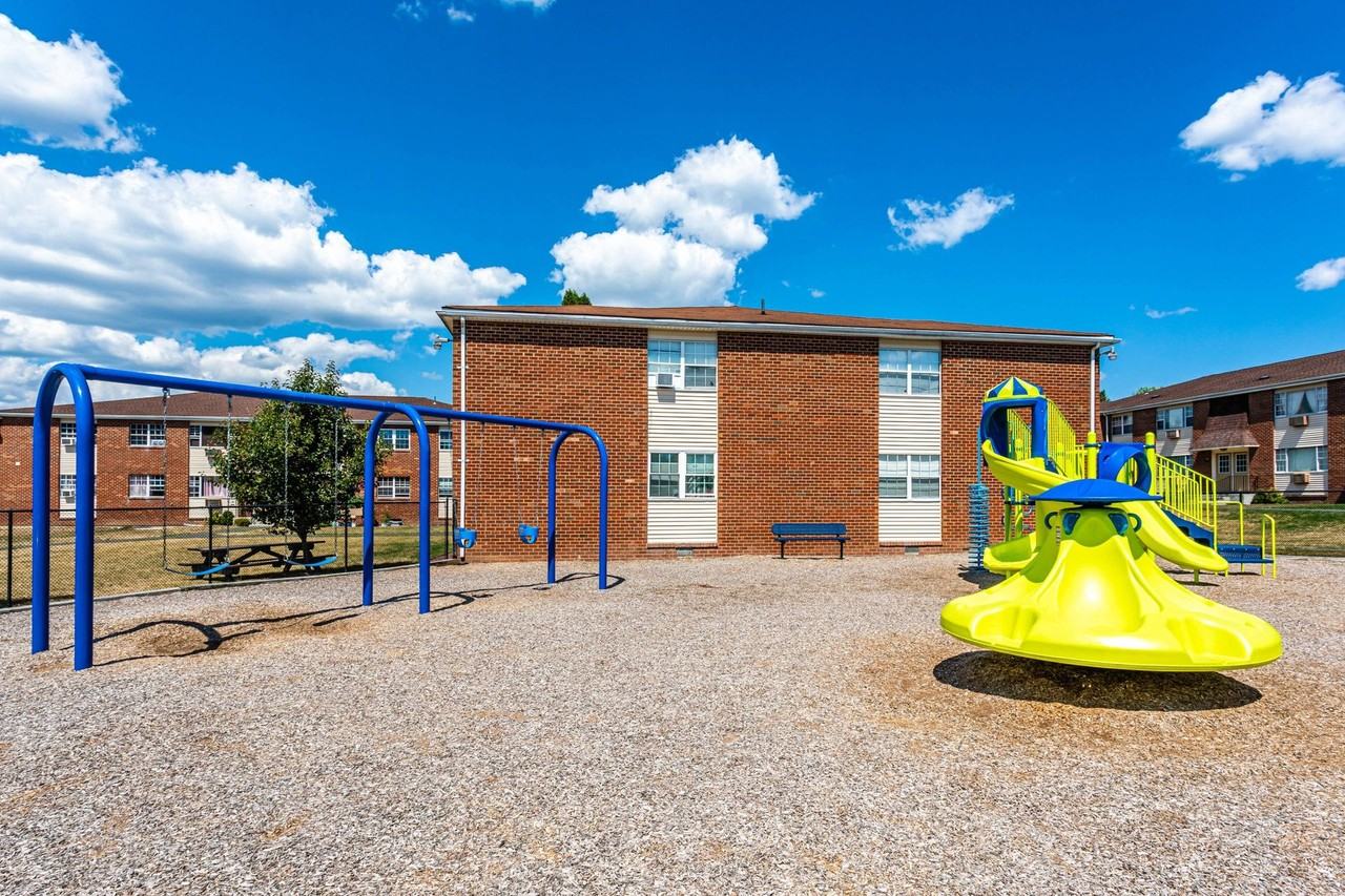 Stevens Manor Apartments - Photo 5 of 24