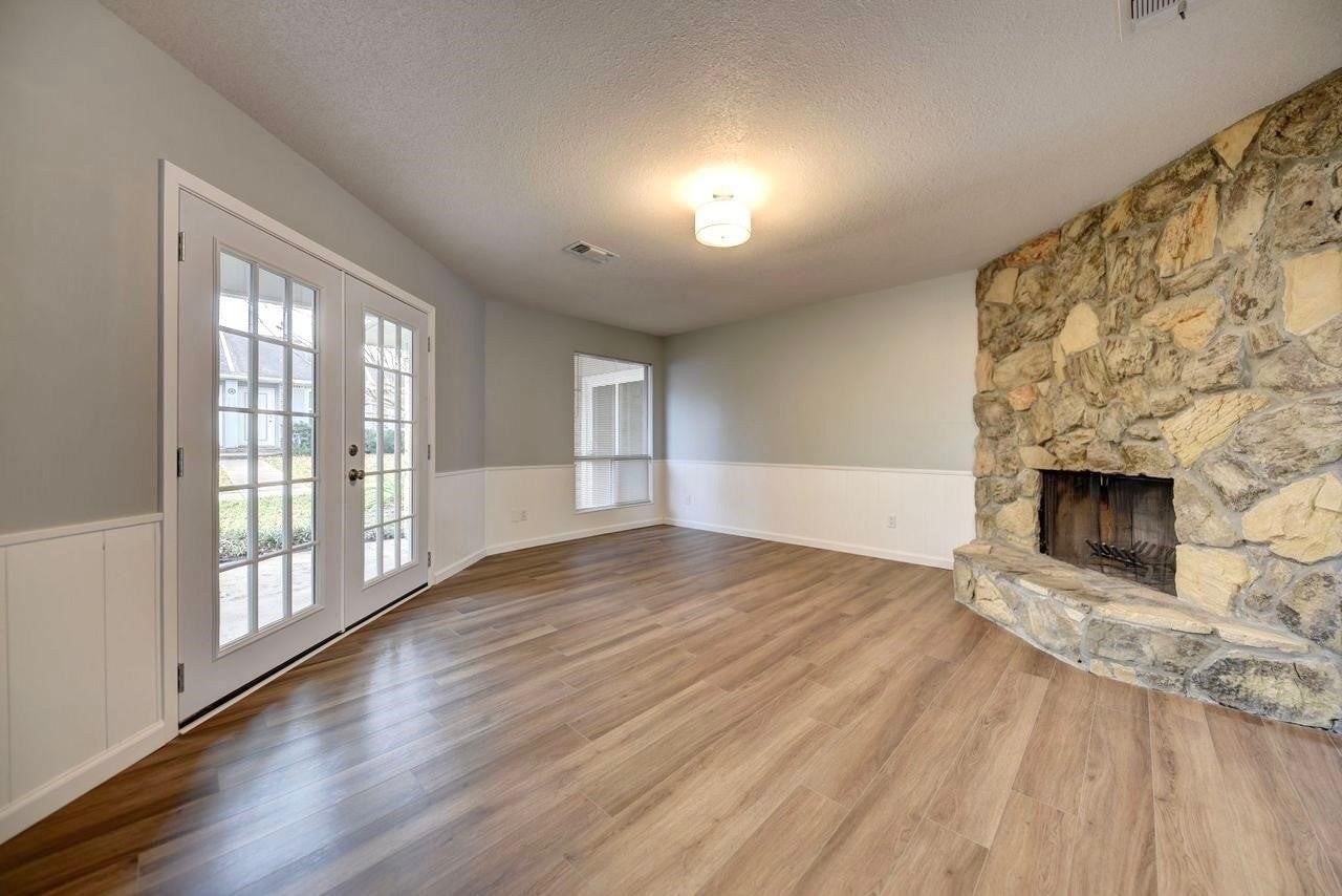 702 S Chappell Hill St - Photo 5 of 19