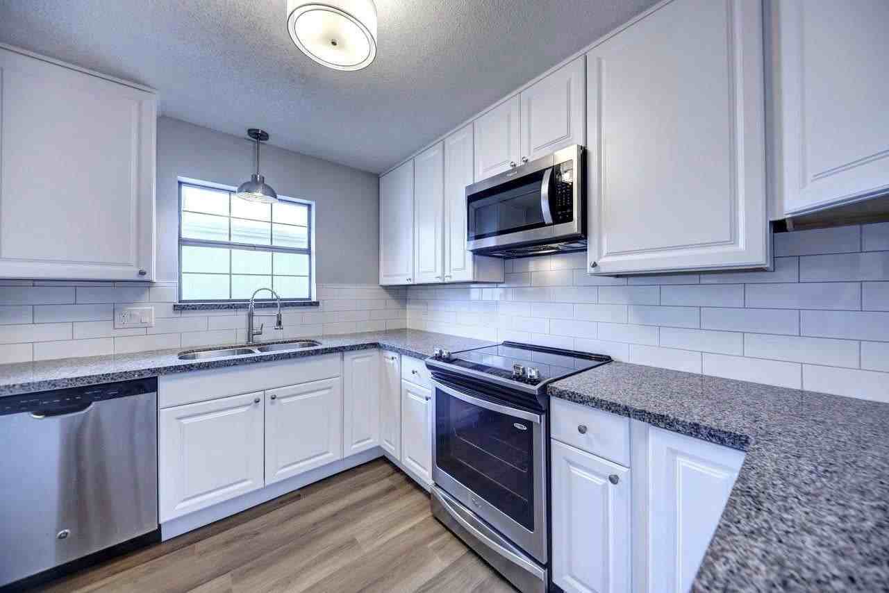 702 S Chappell Hill St - Photo 6 of 19