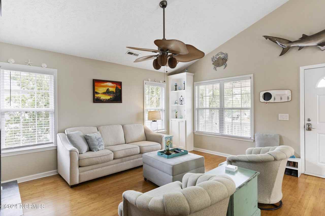 116 Palm Breeze Dr - Photo 5 of 35