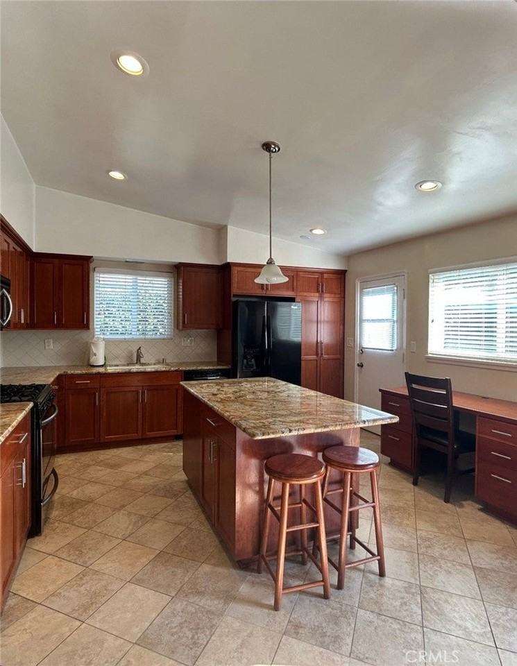 5835 Babbitt Ave - Photo 3 of 23