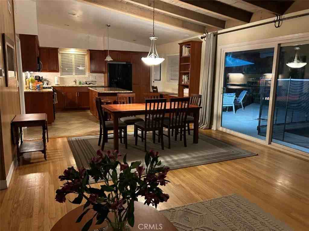 5835 Babbitt Ave - Photo 4 of 23